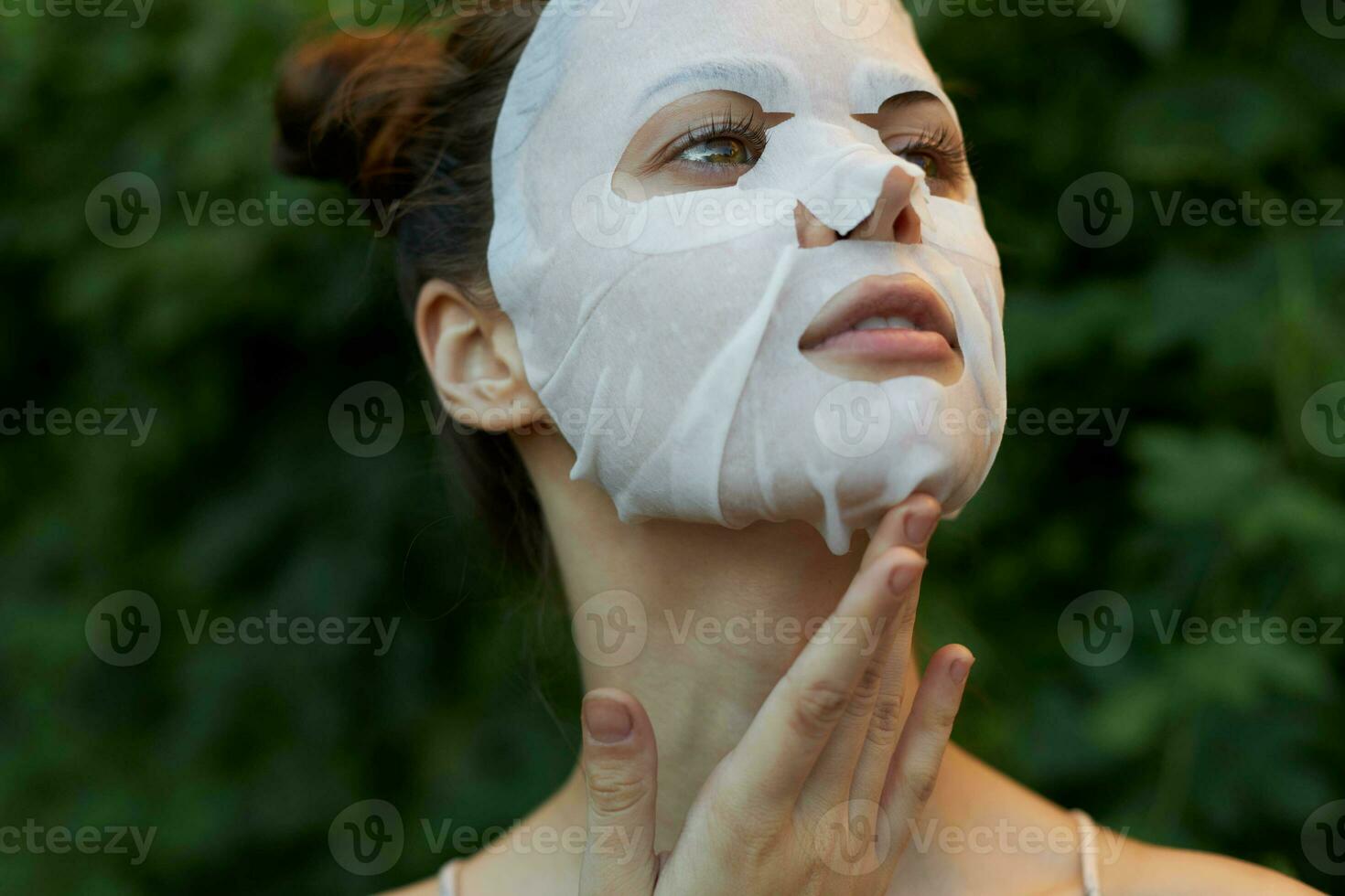 nett Frau Weiß Maske gekippt ihr Kopf zurück und modisch Frisur Dermatologie Blätter im das Hintergrund foto
