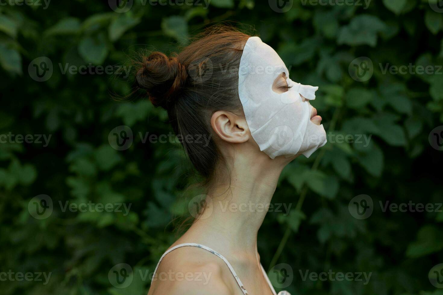 nett Frau kosmetisch Maske nackt Schultern abgeschnitten Aussicht geschlossen Augen foto