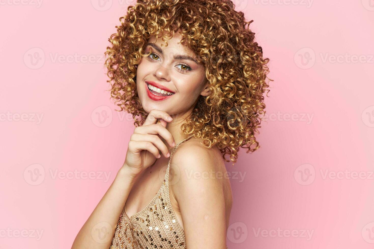 Modell- Lächeln rot Lippen lockig Haar Spaß hell bilden foto