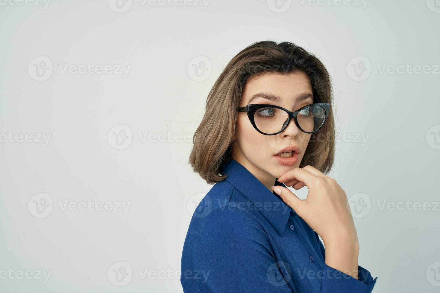Frau im Blau Hemd tragen Brille abgeschnitten Aussicht elegant Stil foto