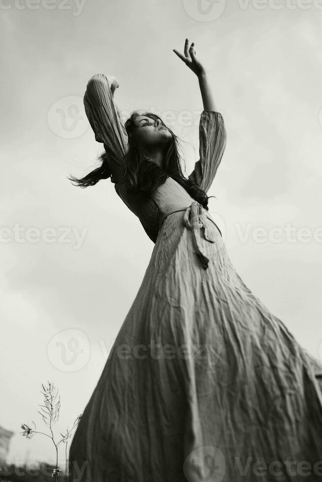 Porträt von ein schön Frau im Kleid gestikulieren mit Hände posieren Lebensstil foto