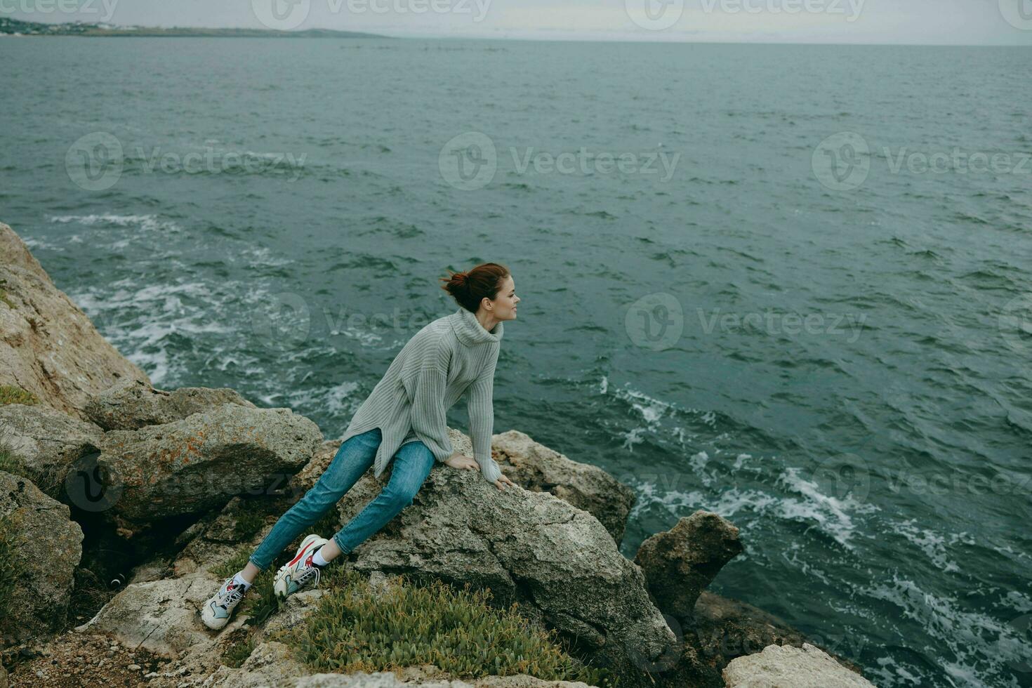 Porträt von ein Frau Strand Tourismus wolkig Wetter Stein Küste Lebensstil foto