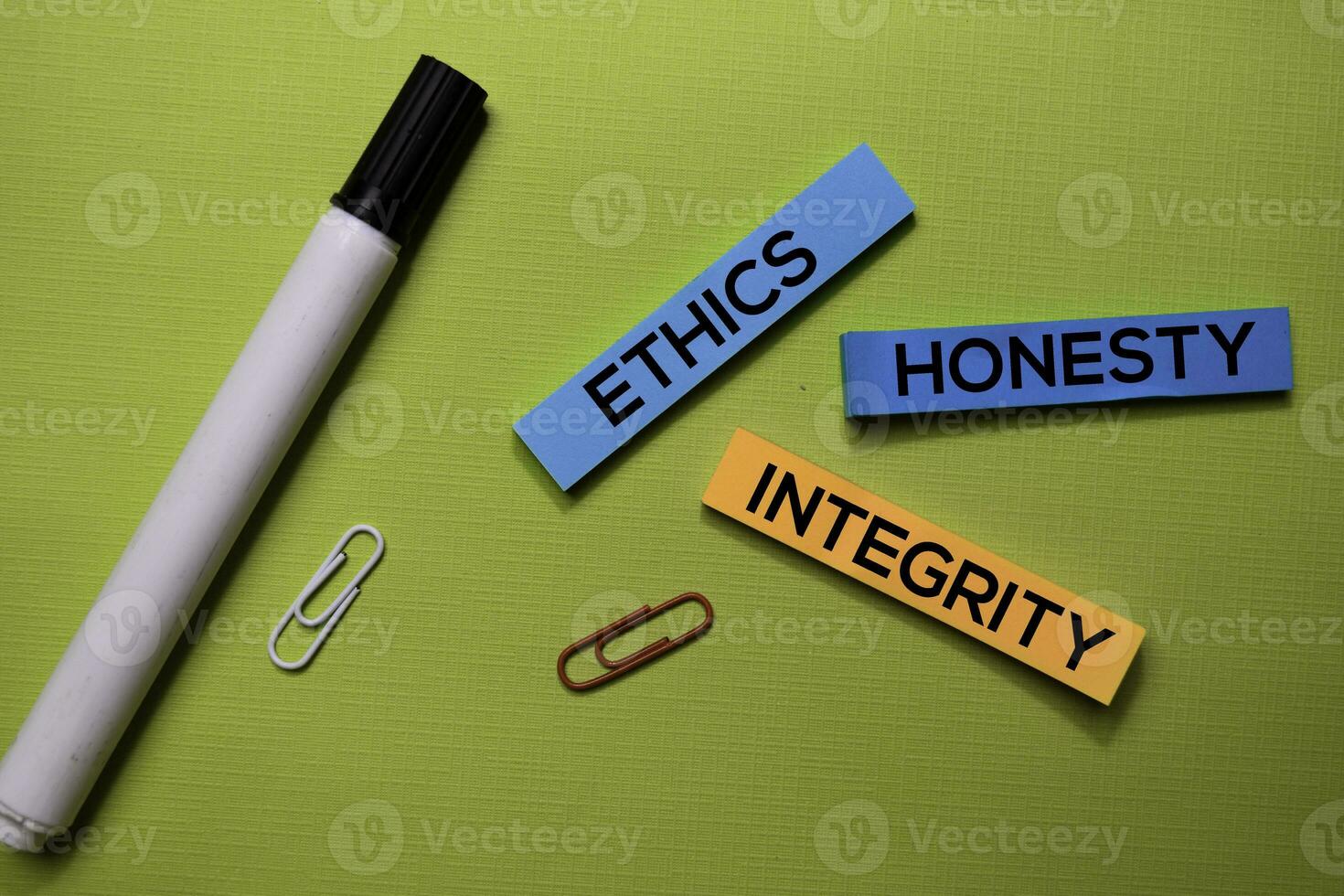 Ethik, Ehrlichkeit, Integrität Text auf klebrig Anmerkungen isoliert auf Grün Schreibtisch. Mechanismus Strategie Konzept foto