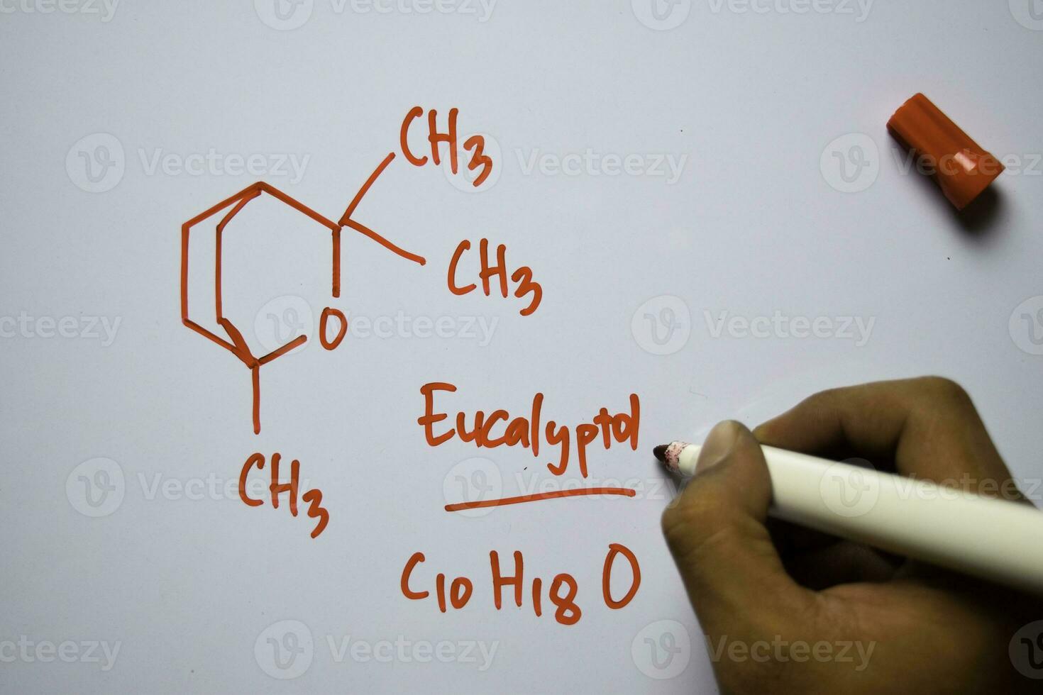 Eukalyptol Molekül geschrieben auf das Weiß Tafel. strukturell chemisch Formel. Bildung Konzept foto