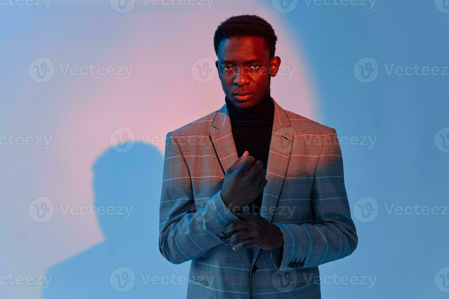 afrikanisch Aussehen Mann im passen selbst Vertrauen elegant Stil Neon- Hintergrund foto