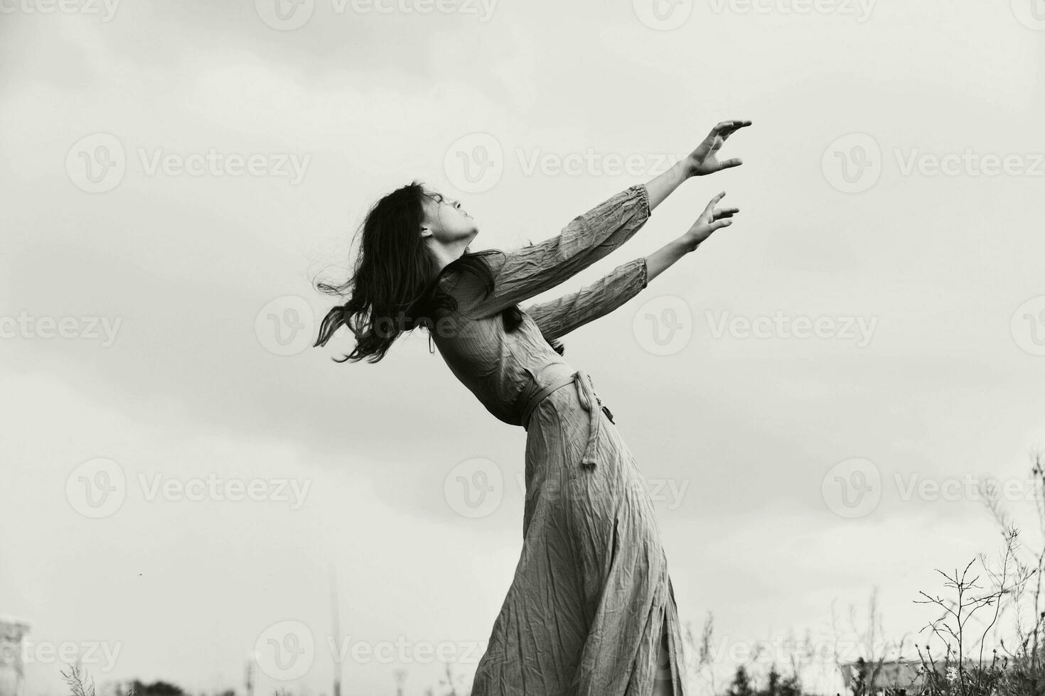 attraktiv Frau lange Frisur im draussen Hochzeit Kleid elegant Stil foto