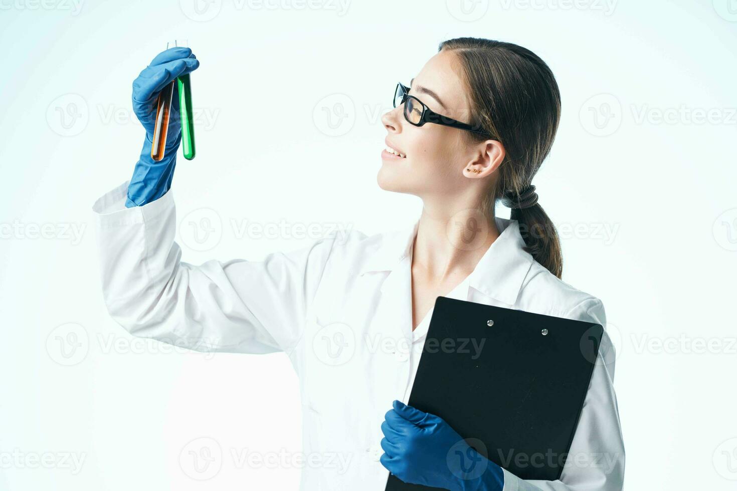 heiter Frau Labor Assistent chemisch Lösung Analysen Forschung Licht Hintergrund foto