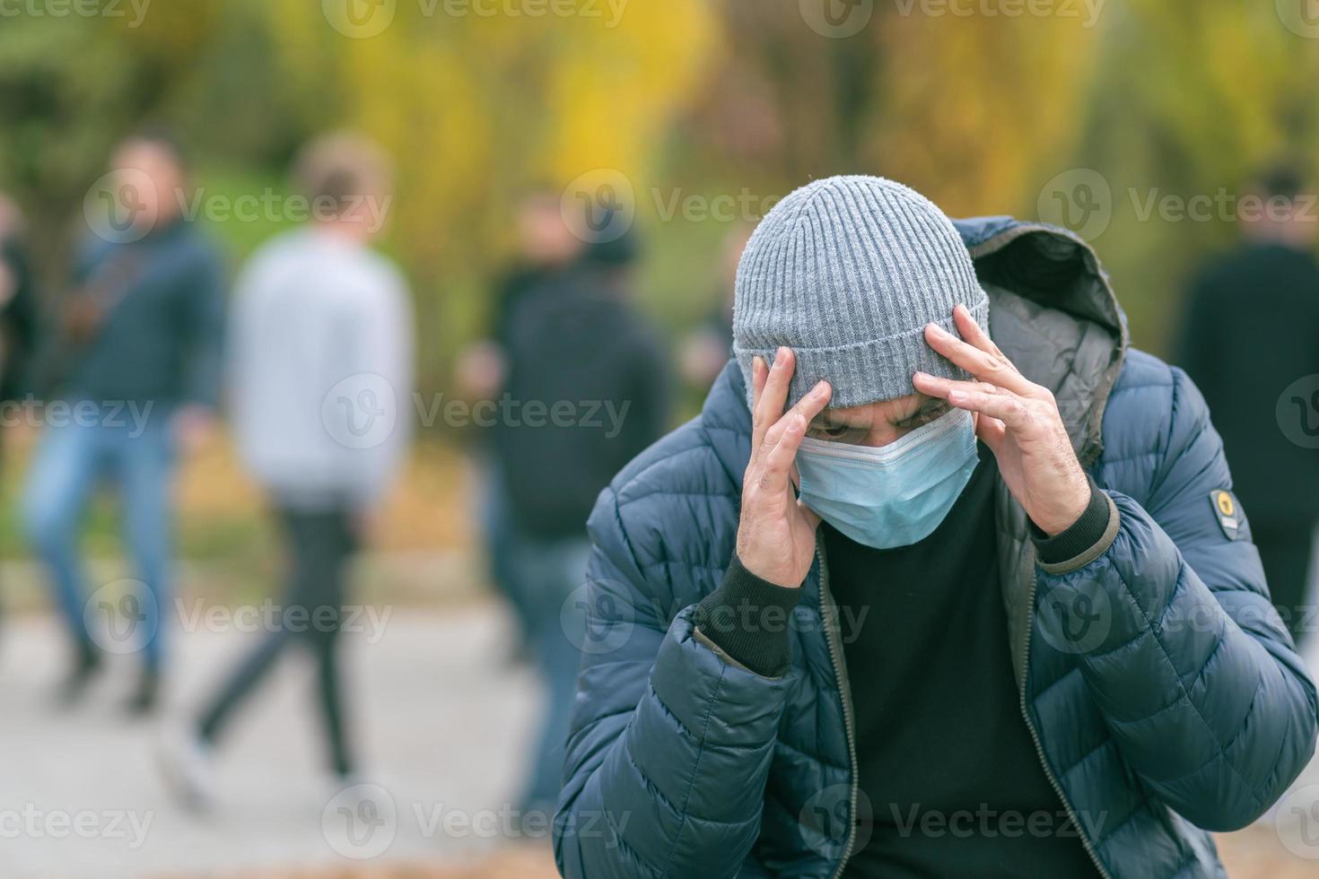 Einsamkeit im Park während der Covid-Pandemie foto