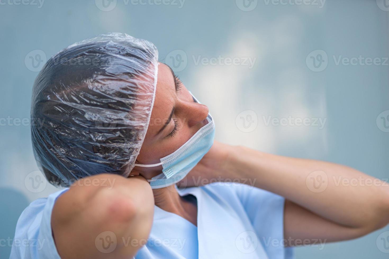 müde und überwältigte Krankenschwester foto