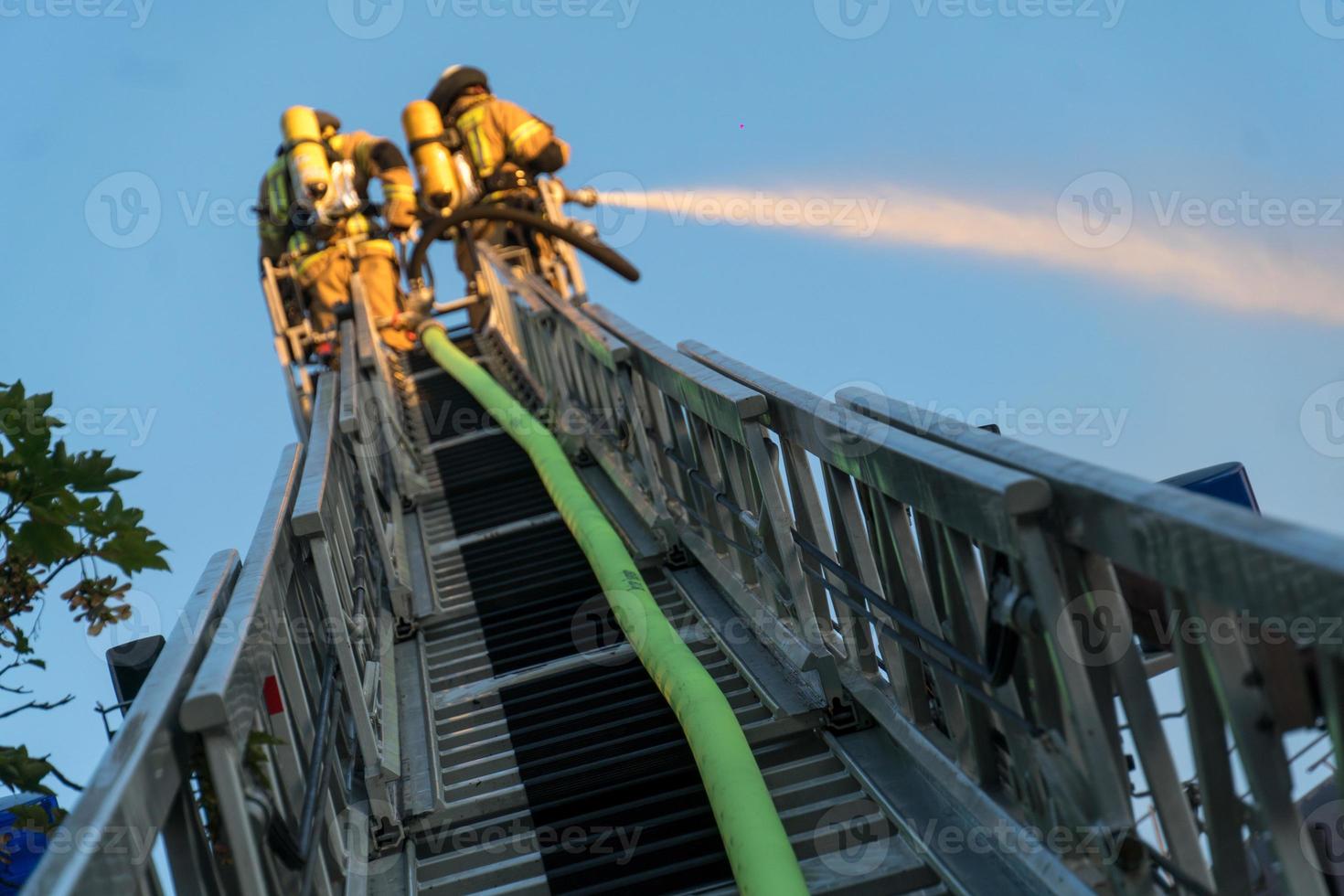 Feuerwehrleute löschen ein Feuer foto