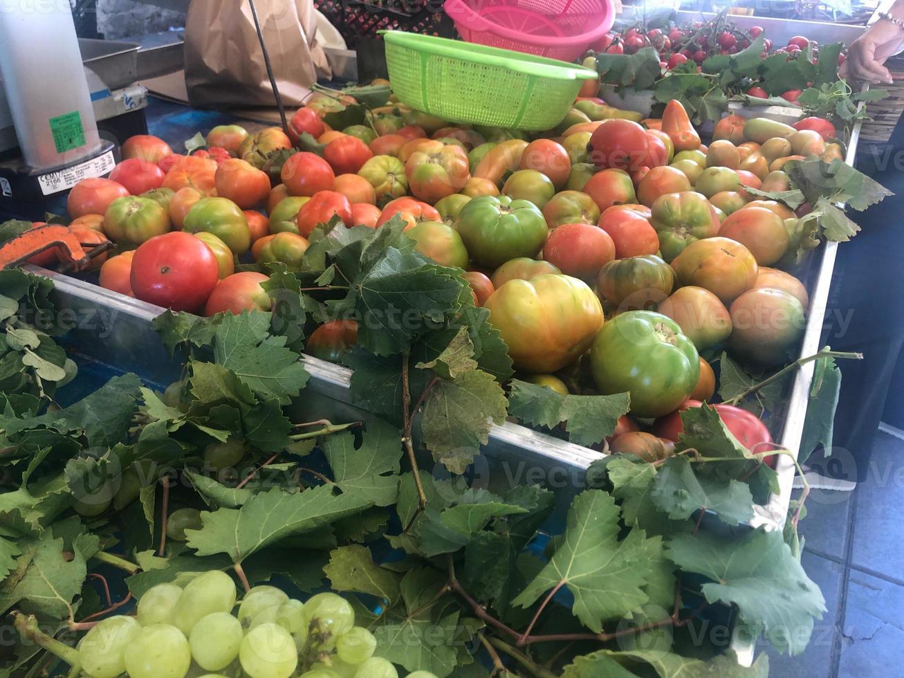 Haufen frischer Tomaten zu verkaufen foto