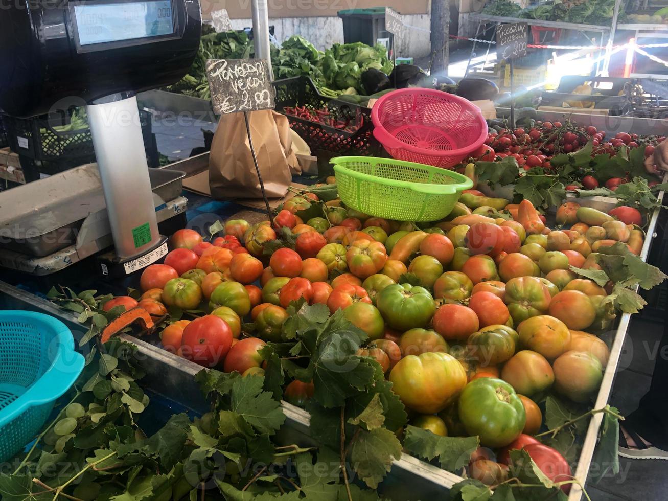 Haufen frischer Tomaten zu verkaufen foto