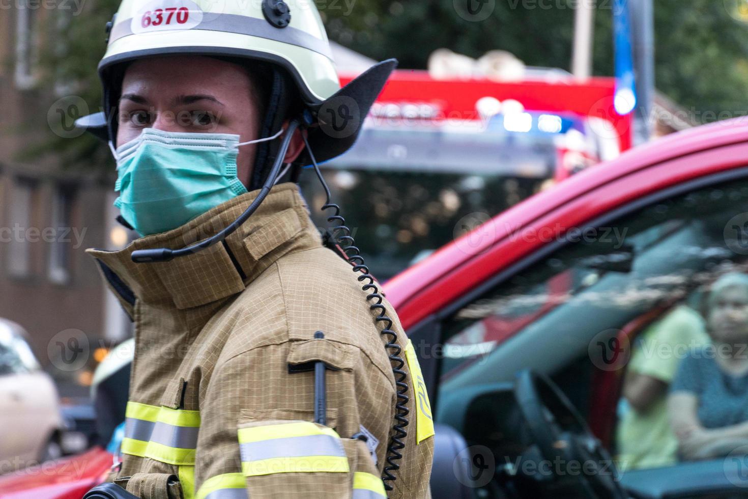 deutscher Feuerwehrmann mit medizinischer Maske foto