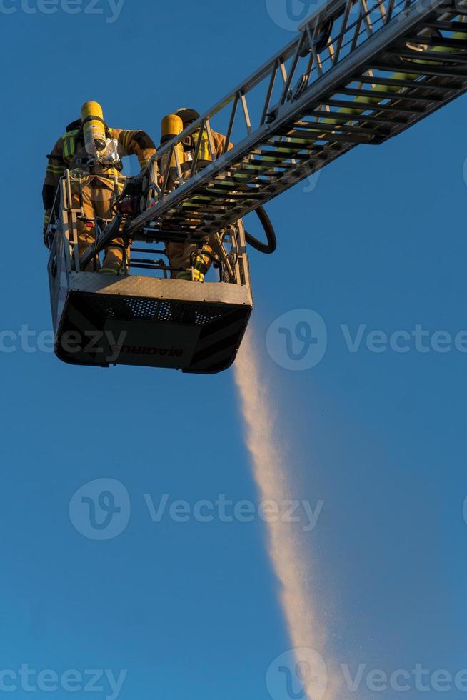 Feuerwehrleute löschen ein Feuer foto