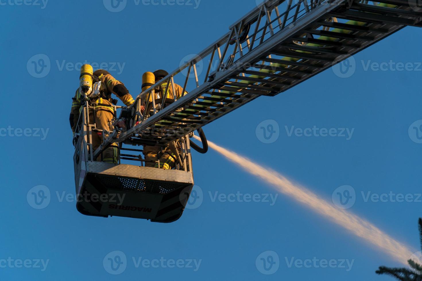 Feuerwehrleute löschen ein Feuer foto