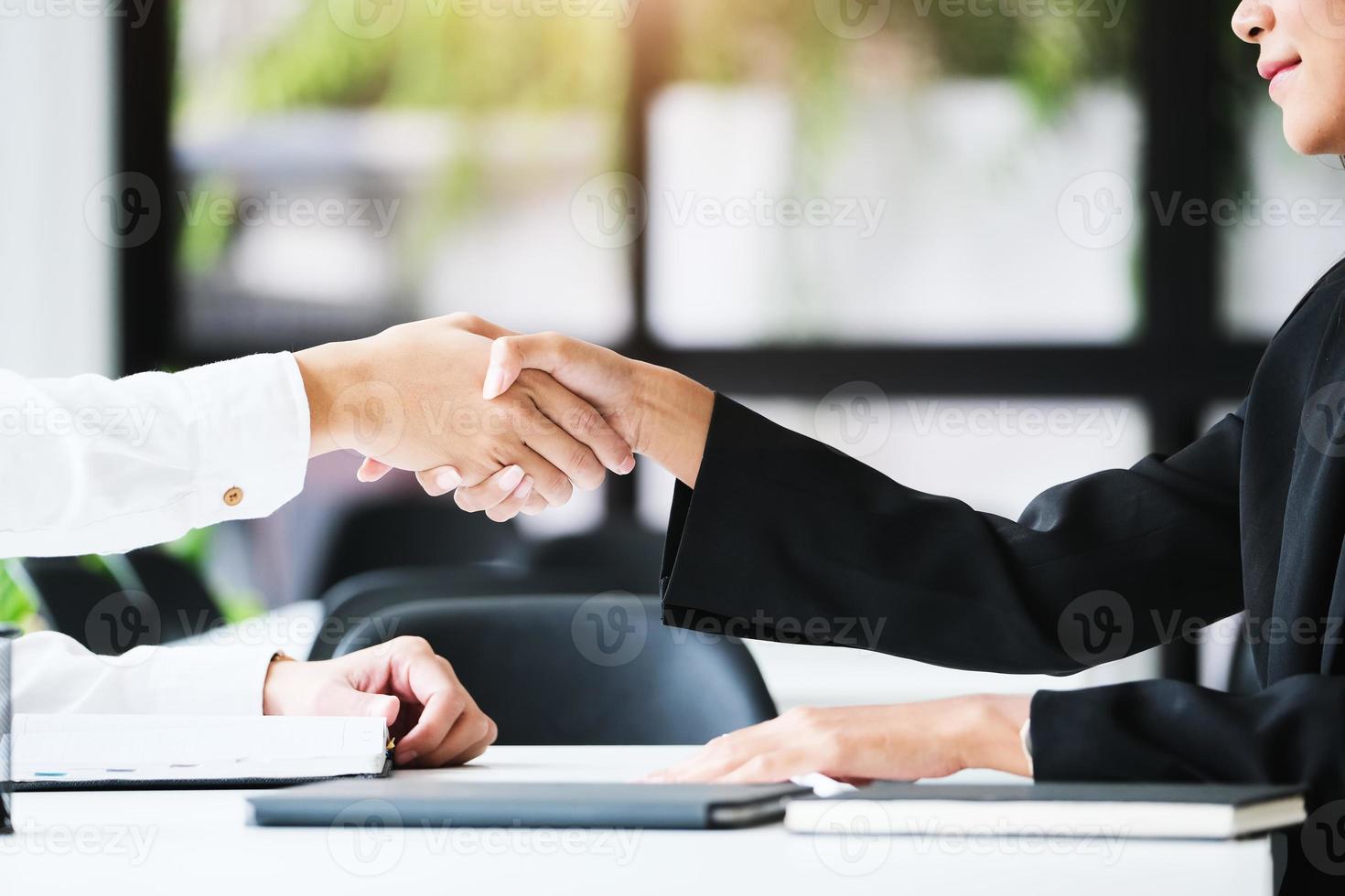zwei Personen, die eine Geschäftsvereinbarung treffen foto