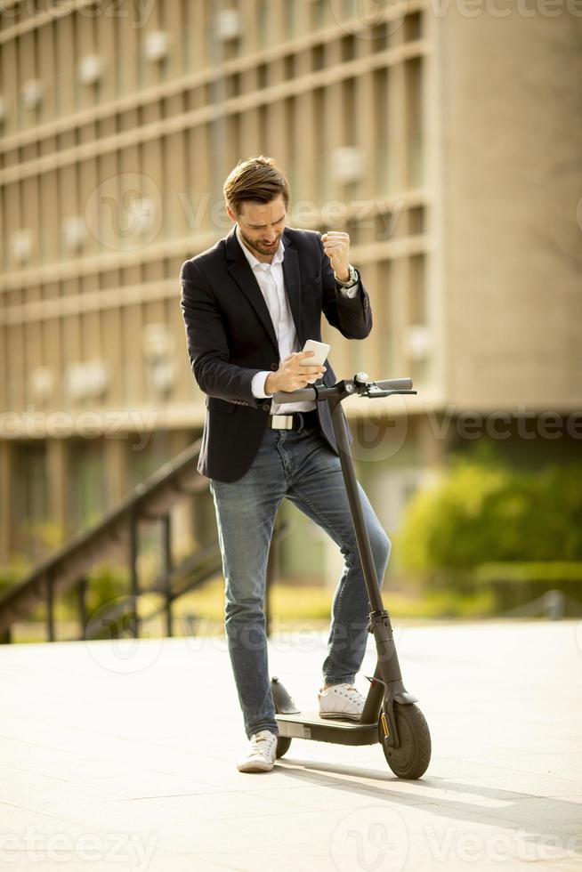 Mann auf einem Roller mit einem Kaffee foto