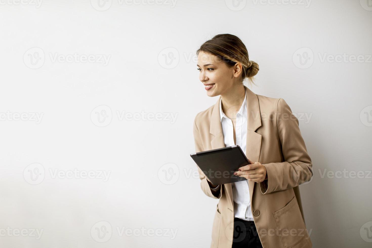 professionelle Frau mit einer Zwischenablage foto