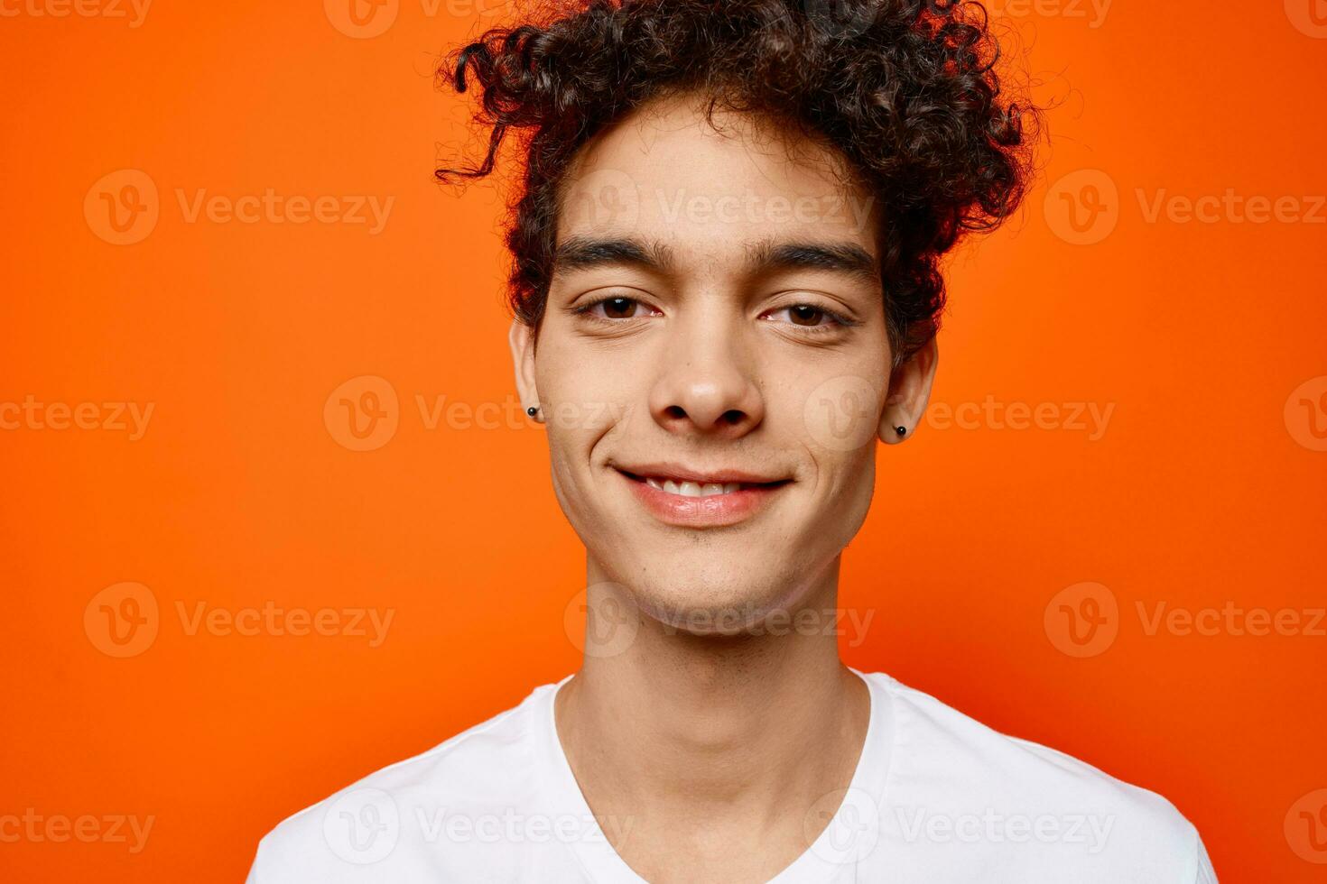 Kerl im Weiß T-Shirt lockig Haar abgeschnitten Aussicht Studio foto