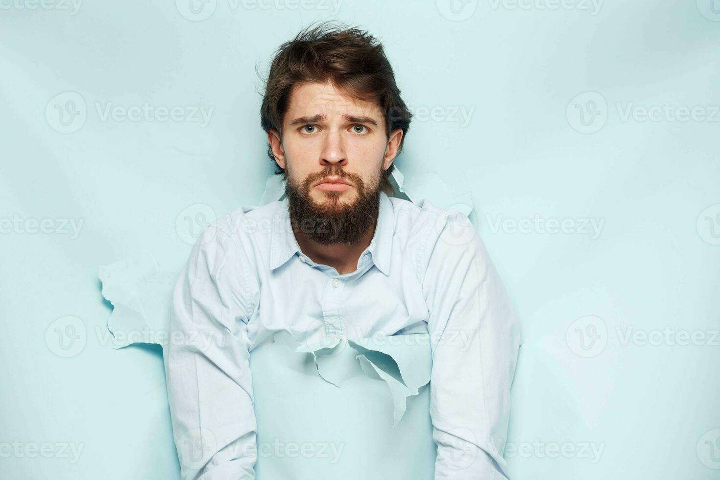 emotional Mann im Hemd Arbeit Unzufriedenheit Lebensstil foto