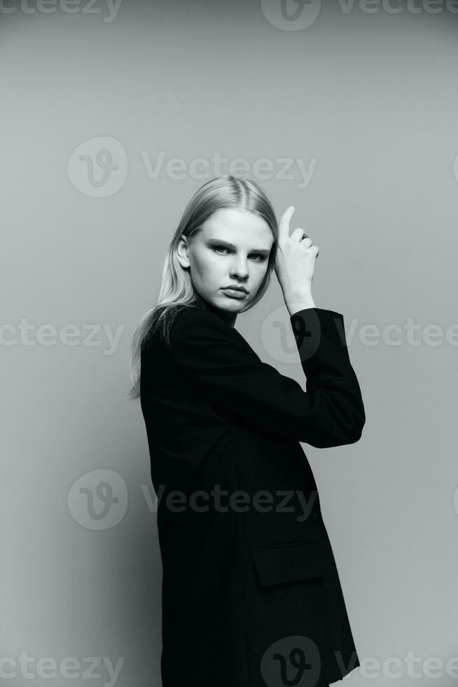 charmant jung Fachmann Modell- setzt ihr Hand zu ihr Gesicht Wange im das Studio. das Konzept zum das Neu Sammlung. klassisch schwarz und Weiß Foto