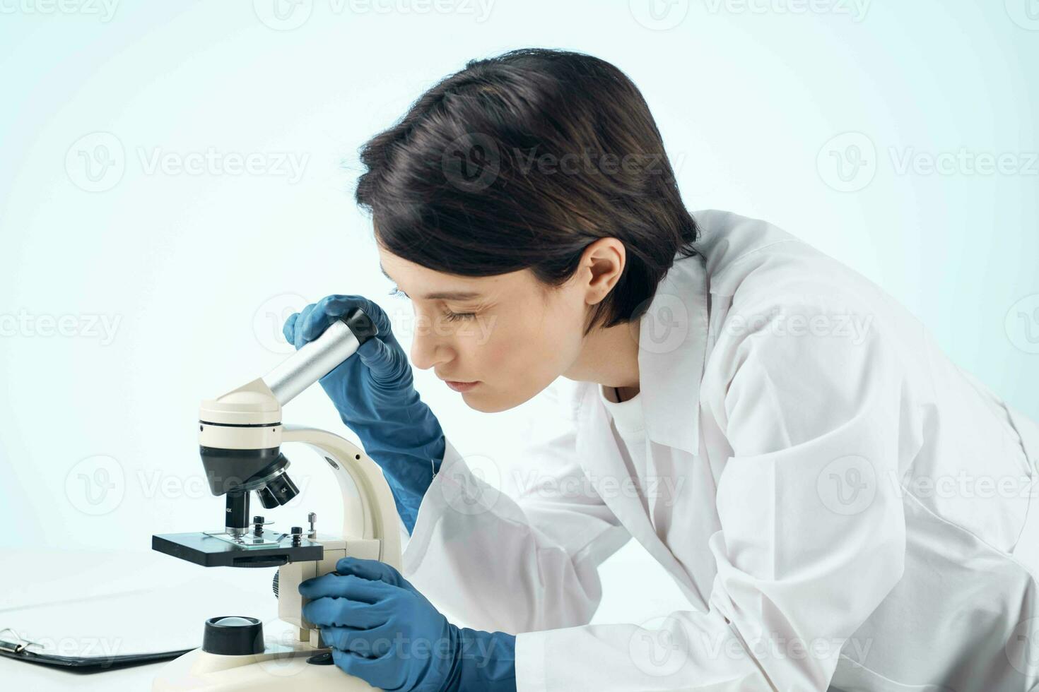 Frau suchen durch ein Mikroskop Diagnose Wissenschaft Forschung Nahansicht foto