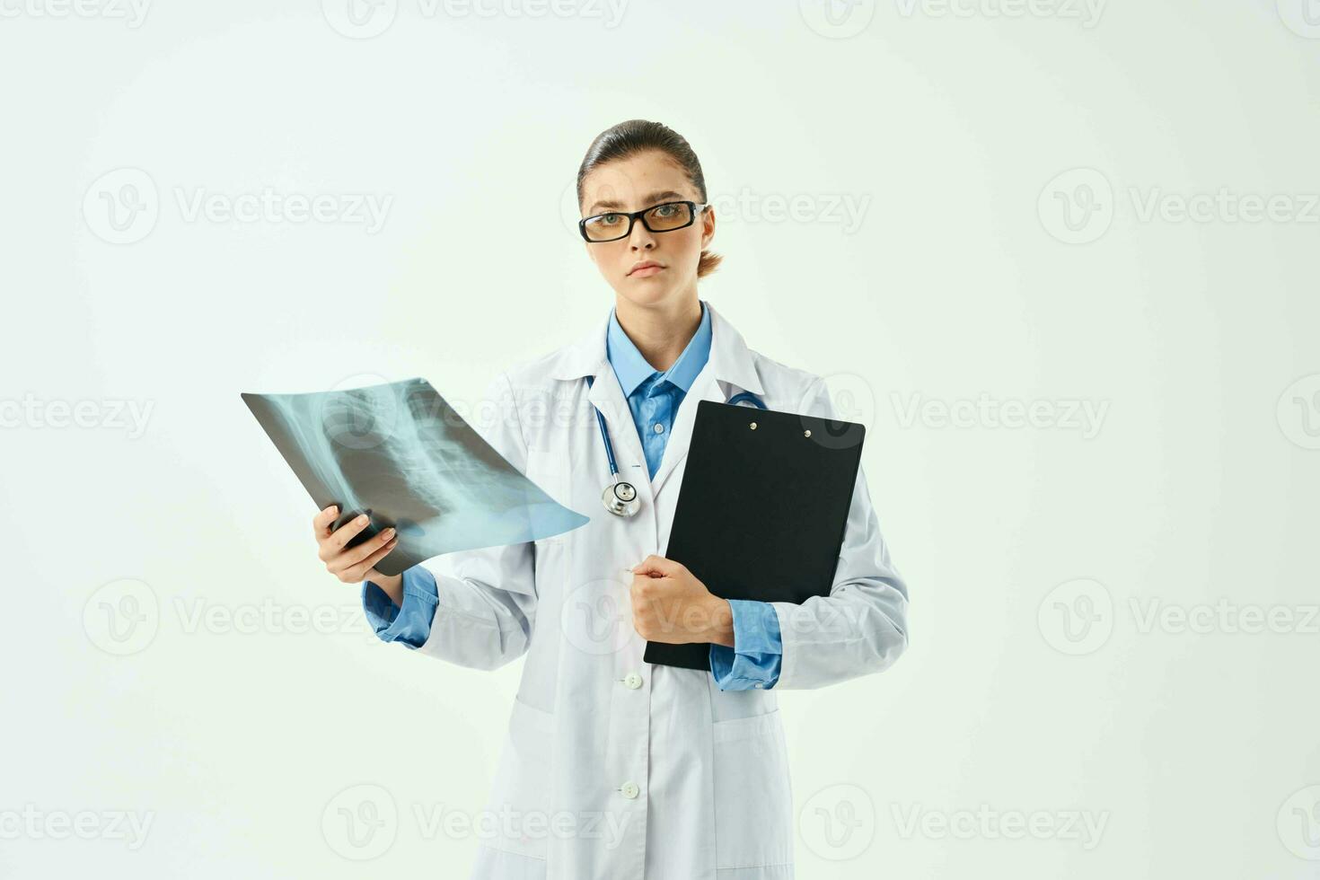 weiblich Arzt im Weiß Mantel Medizin Diagnose Gesundheit Fachmann foto
