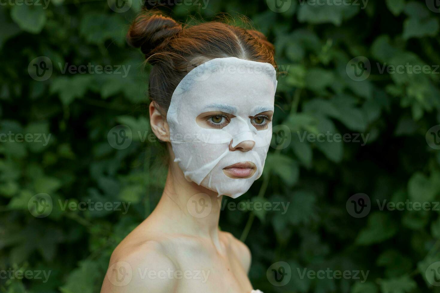 nett Frau Antialterung Maske nackt Schultern Blätter im das Hintergrund foto