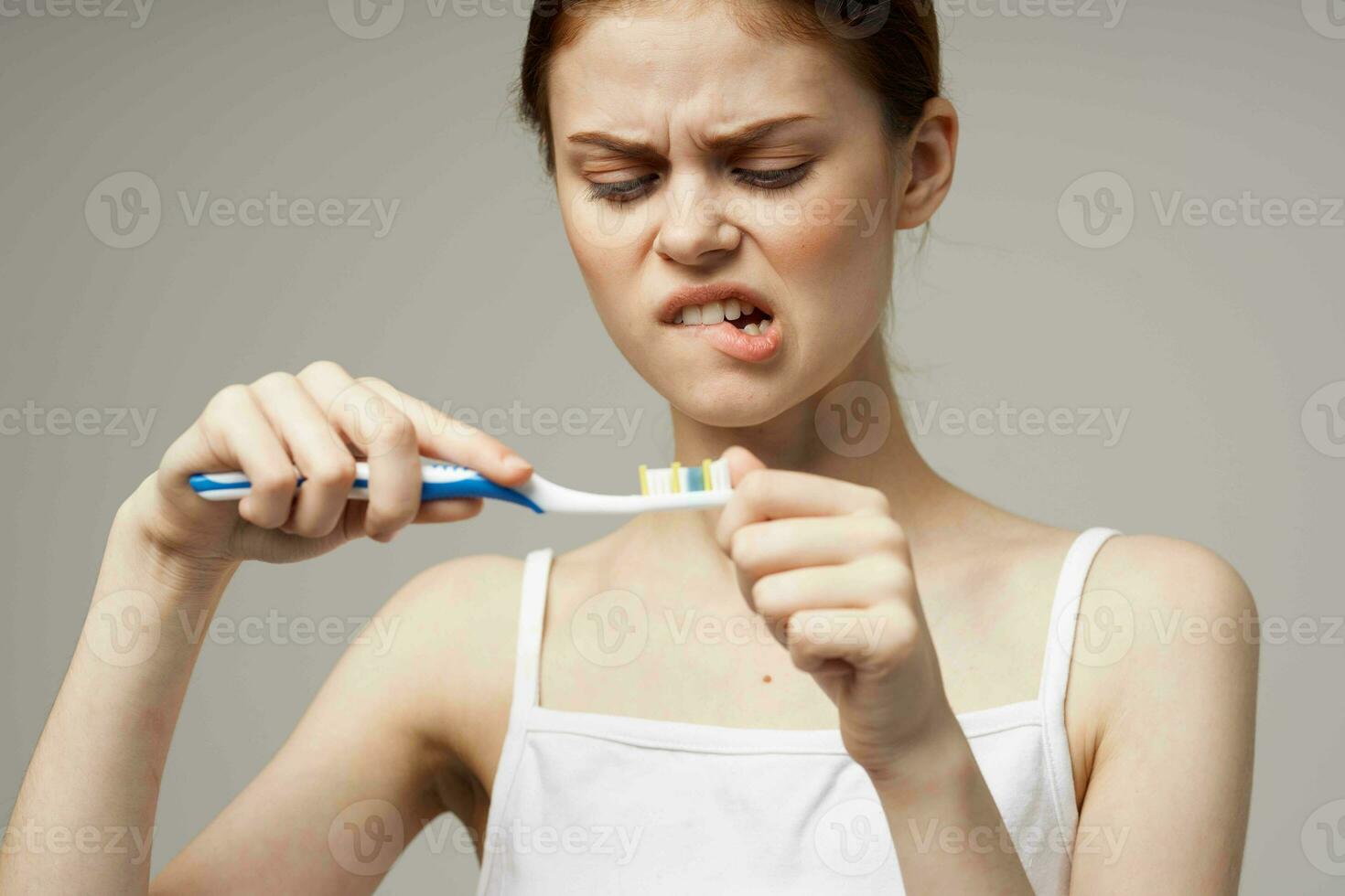 Frau Bürsten Zähne mit Zahnbürste Hygiene im das Morgen foto