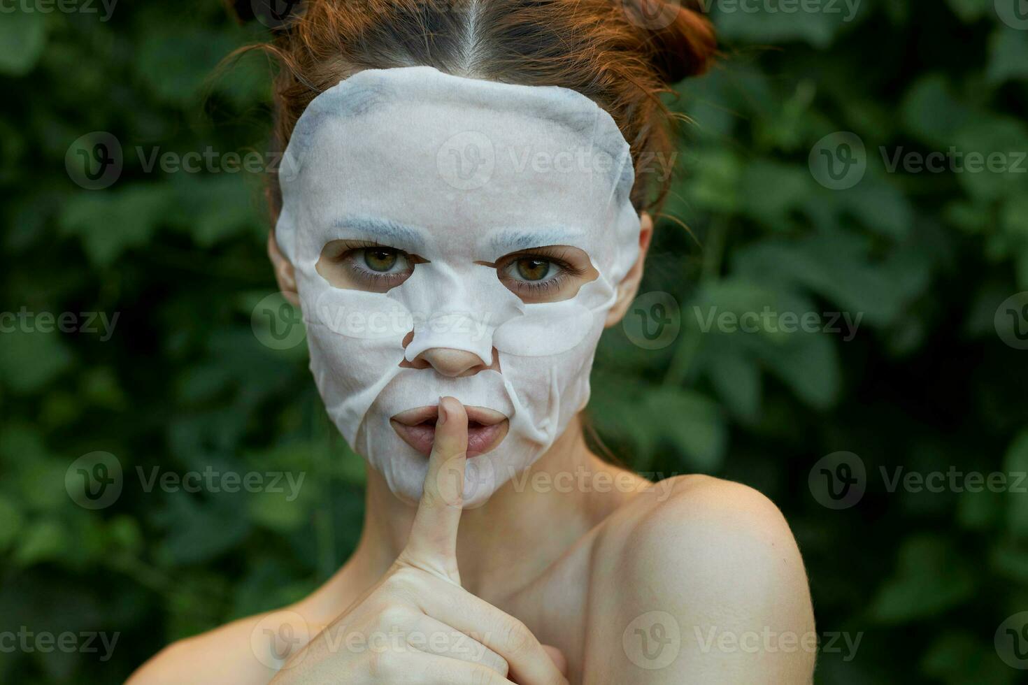 Porträt von ein Mädchen Finger in der Nähe von Lippen Anfrage zum Stille Weiß Maske Kosmetologie foto