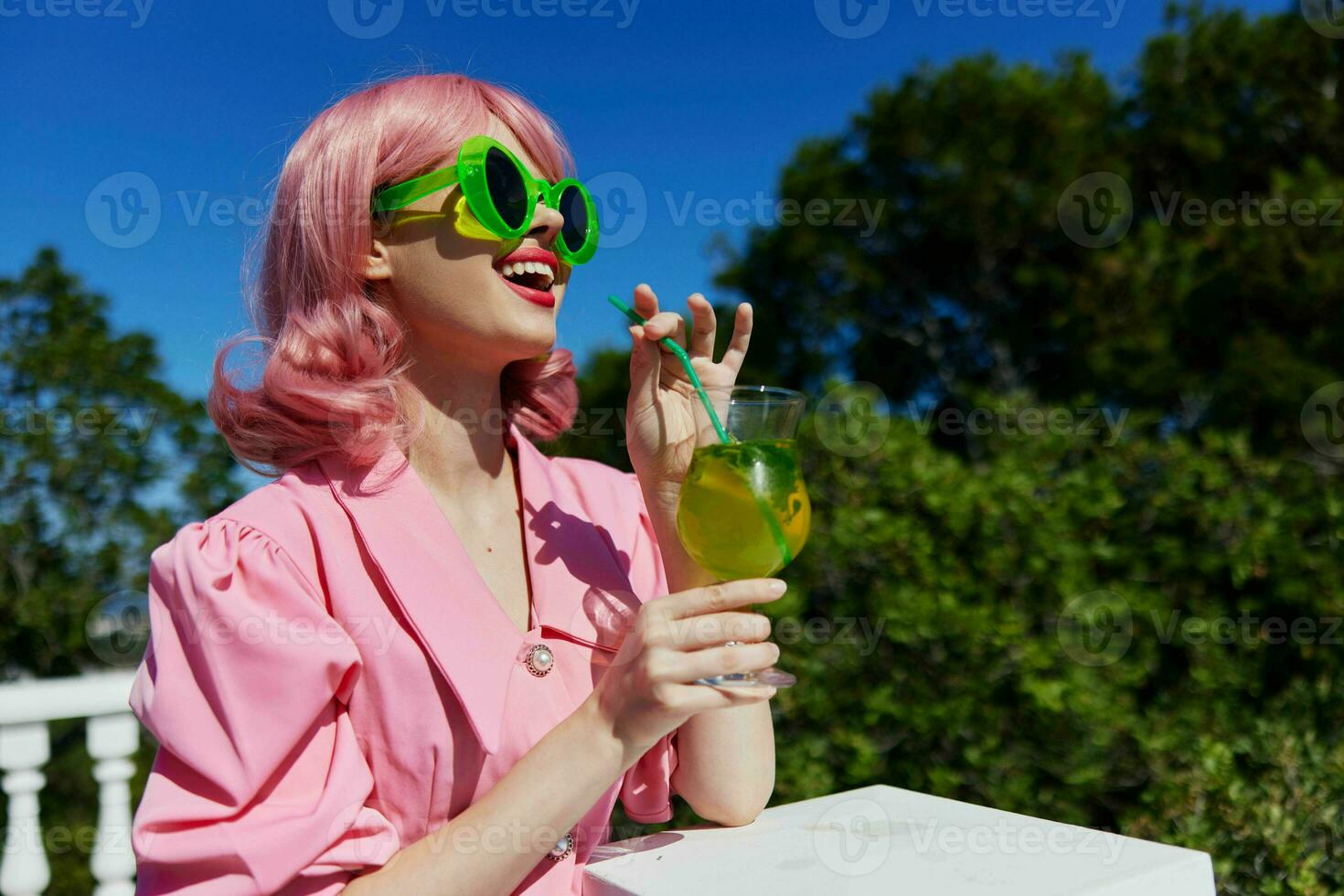 heiter Frau Glück Ferien sonnig Sommer- Cocktail Sommer- Tag foto