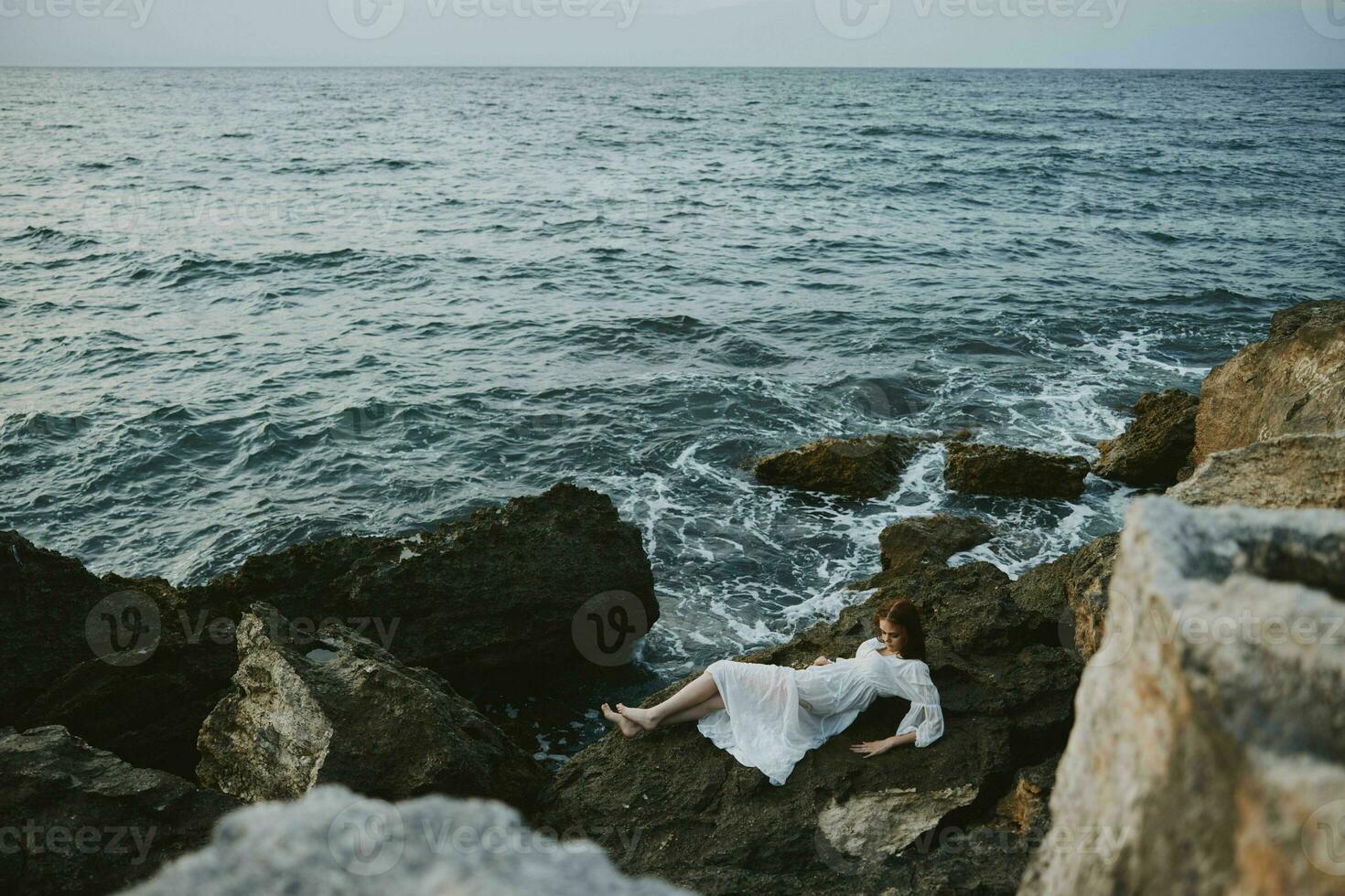 Frau im Weiß Hochzeit Kleid auf Meer Ufer nass Haar unverändert foto