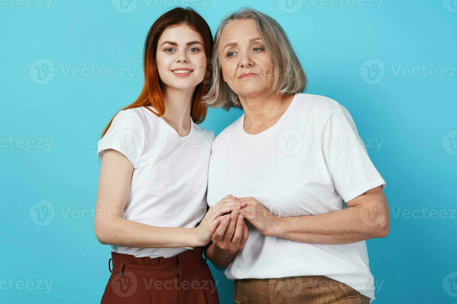 Mama und Tochter halt Hände im Weiß T-Shirts Familie zusammen foto