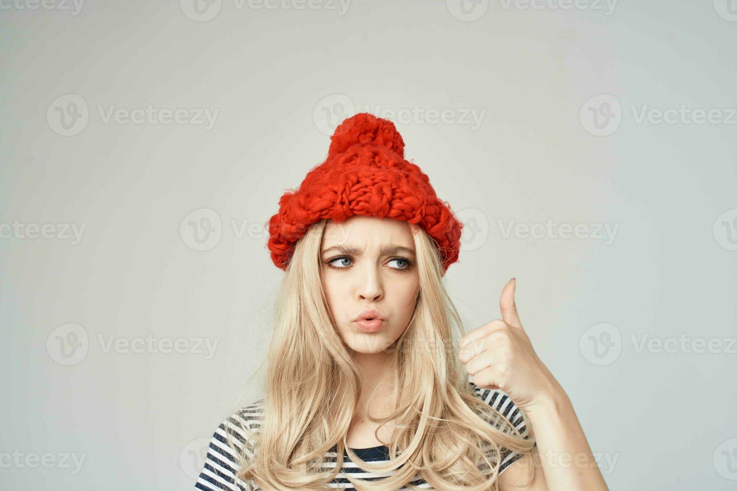 ziemlich Frau im ein gestreift T-Shirt rot Hut abgeschnitten Aussicht Glanz foto