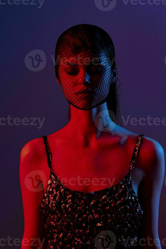 attraktiv Frau schwarz Schleier auf das Gesicht Nahansicht rot Licht unverändert foto