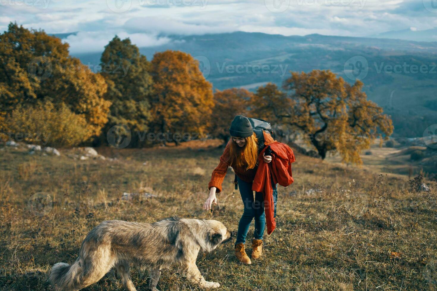 Frau Tourist Nächster zu Hund und gehen Freundschaft Reise foto