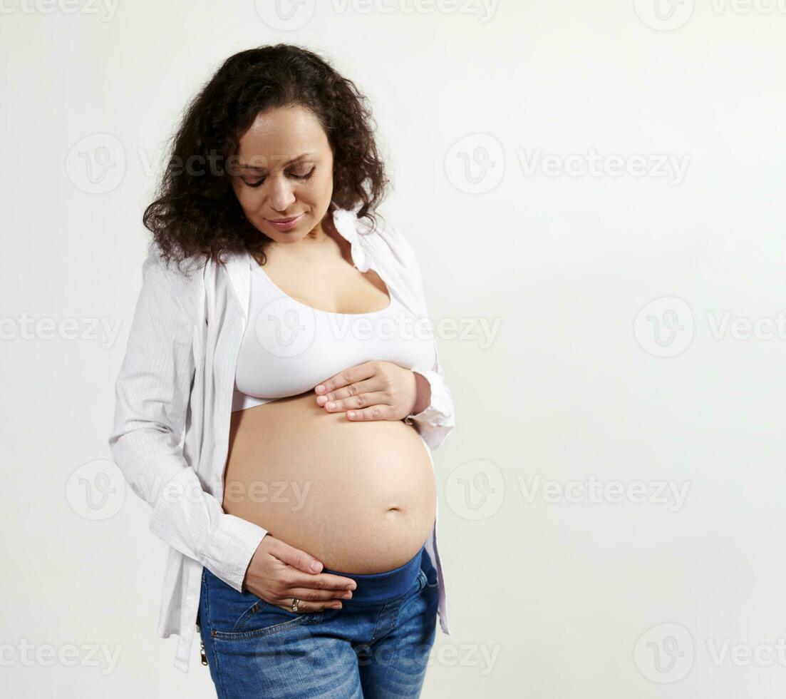 Mitte alt schön schwanger Frau erwarten Baby halten Bauch genießen ihr Caferee glücklich Schwangerschaft, Weiß Hintergrund foto