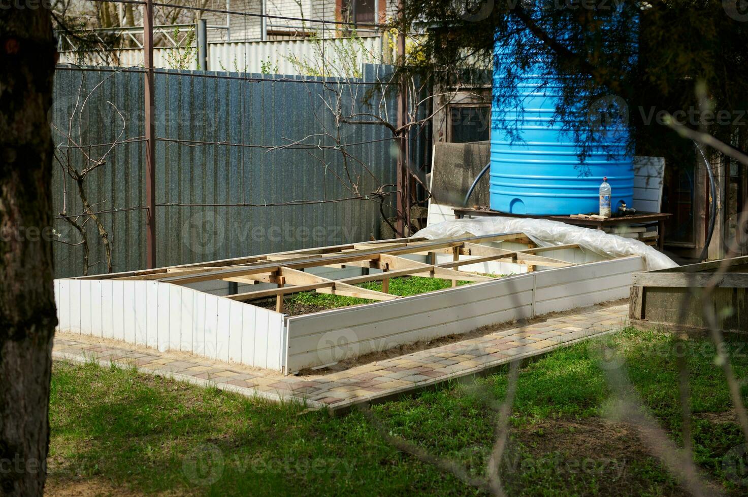 handgemacht Gewächshaus zu schützen wachsend Grün von kalt und Wind, Eingerichtet auf ein Handlung im das Garten. Öko Landwirtschaft foto