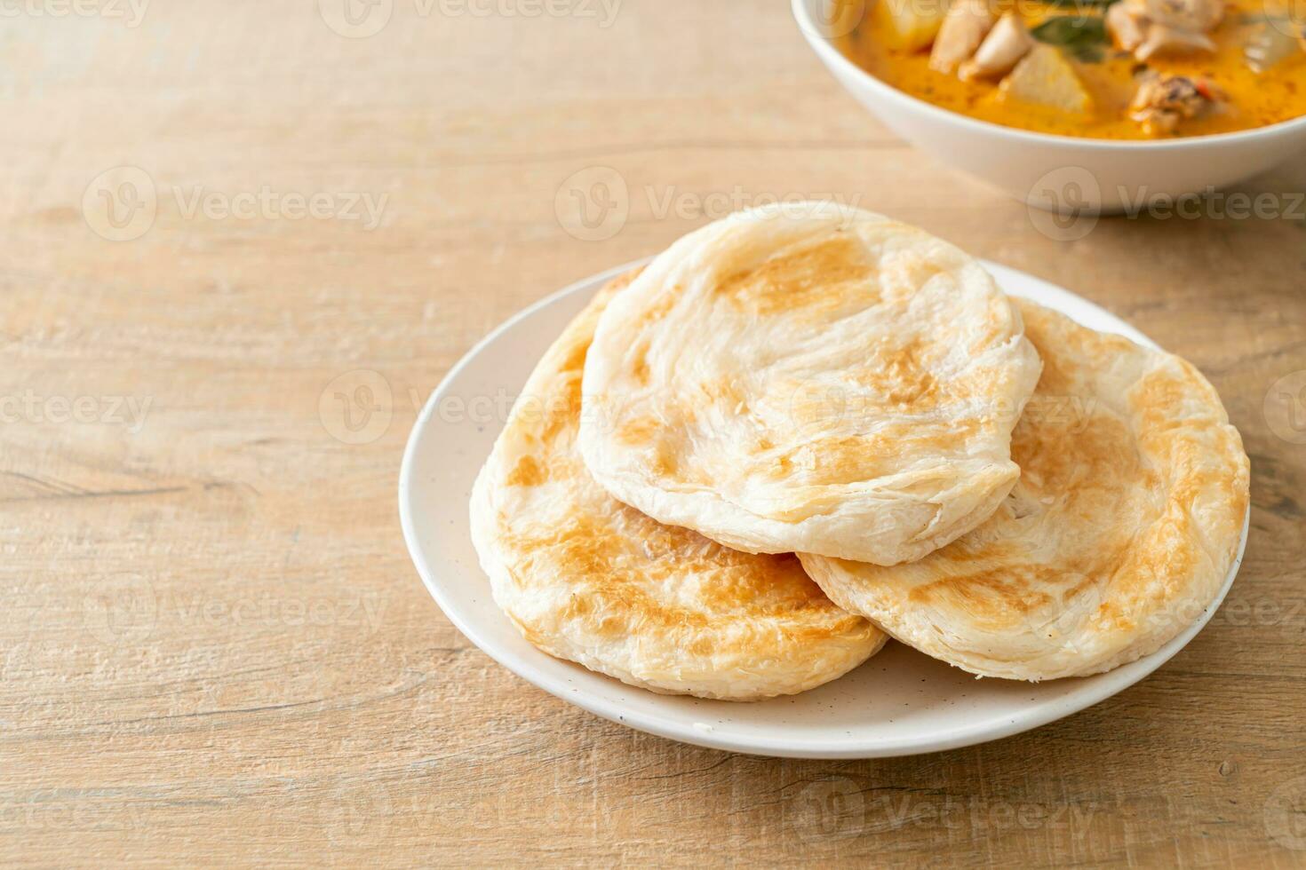 Hühner-Curry-Suppe mit Roti foto