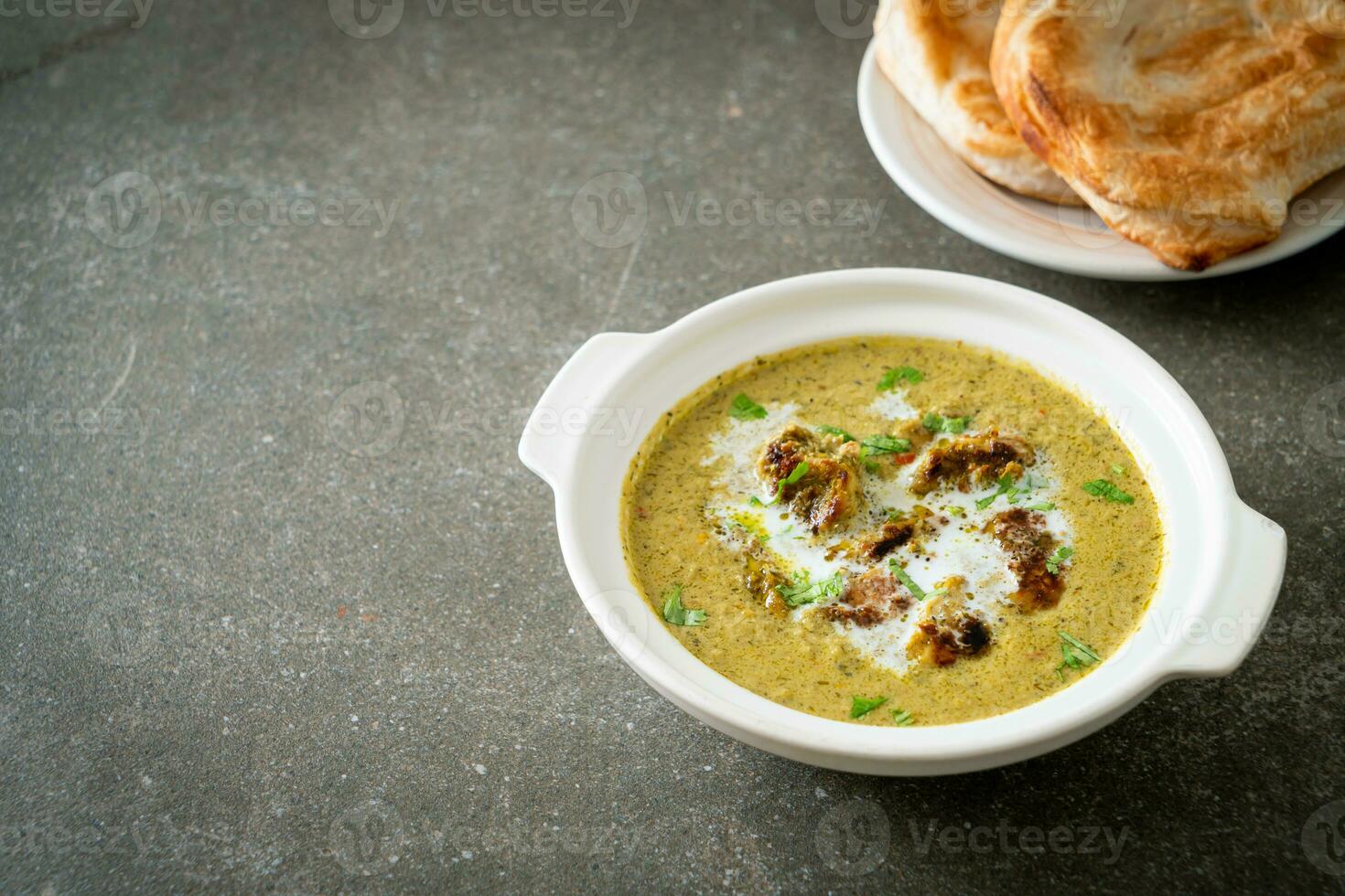 Afghanisches Hähnchen in grünem Masala-Curry oder Hariyali-Tikka-Hähnchen-Hara-Masala mit Roti- oder Naan-Brot foto