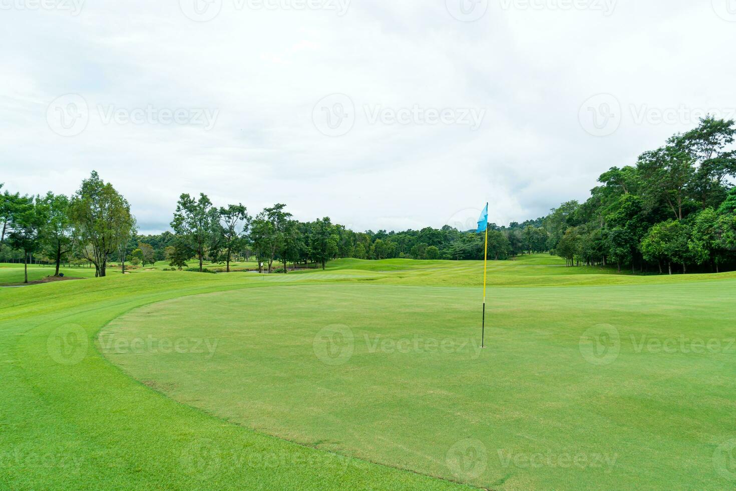 Grün mit Sandbunkern auf dem Golfplatz foto