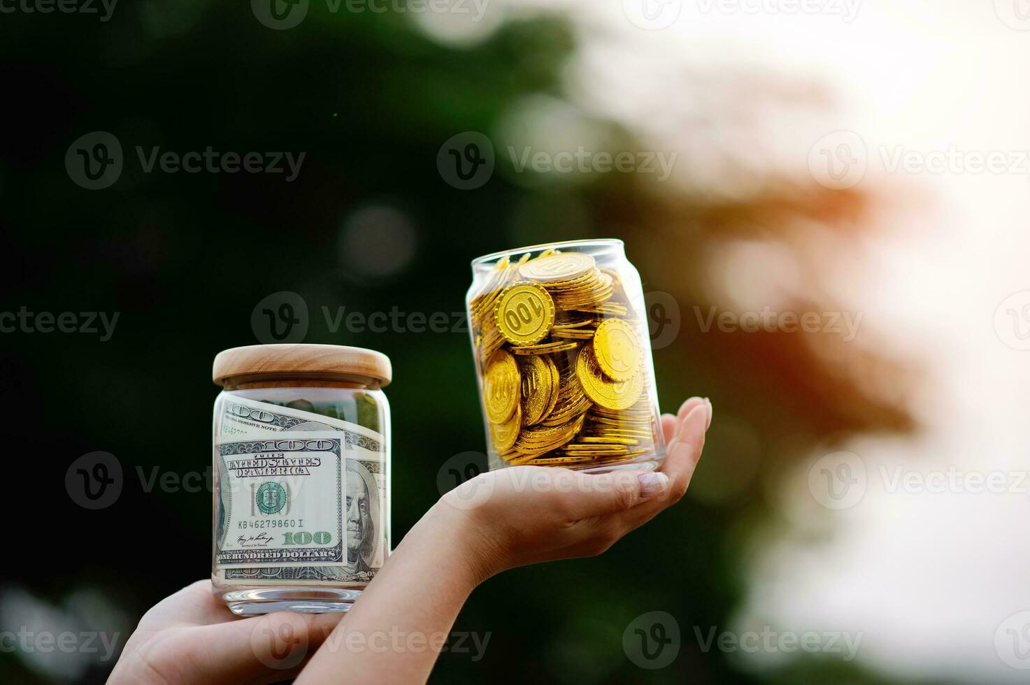 Gold Münzen im ein Glas Krug Gold Ersparnisse Konzept Finanzen Bankwesen finanziell Planung finanziell Stabilität foto