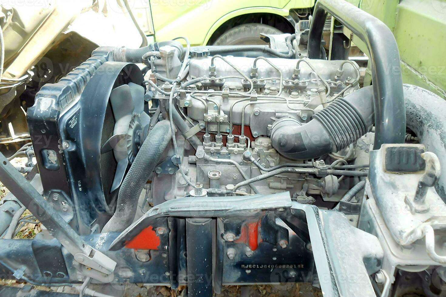 LKW Motor mit Kopieren Raum zum Text. metallisch Hintergrund von das intern Diesel LKW Motor foto