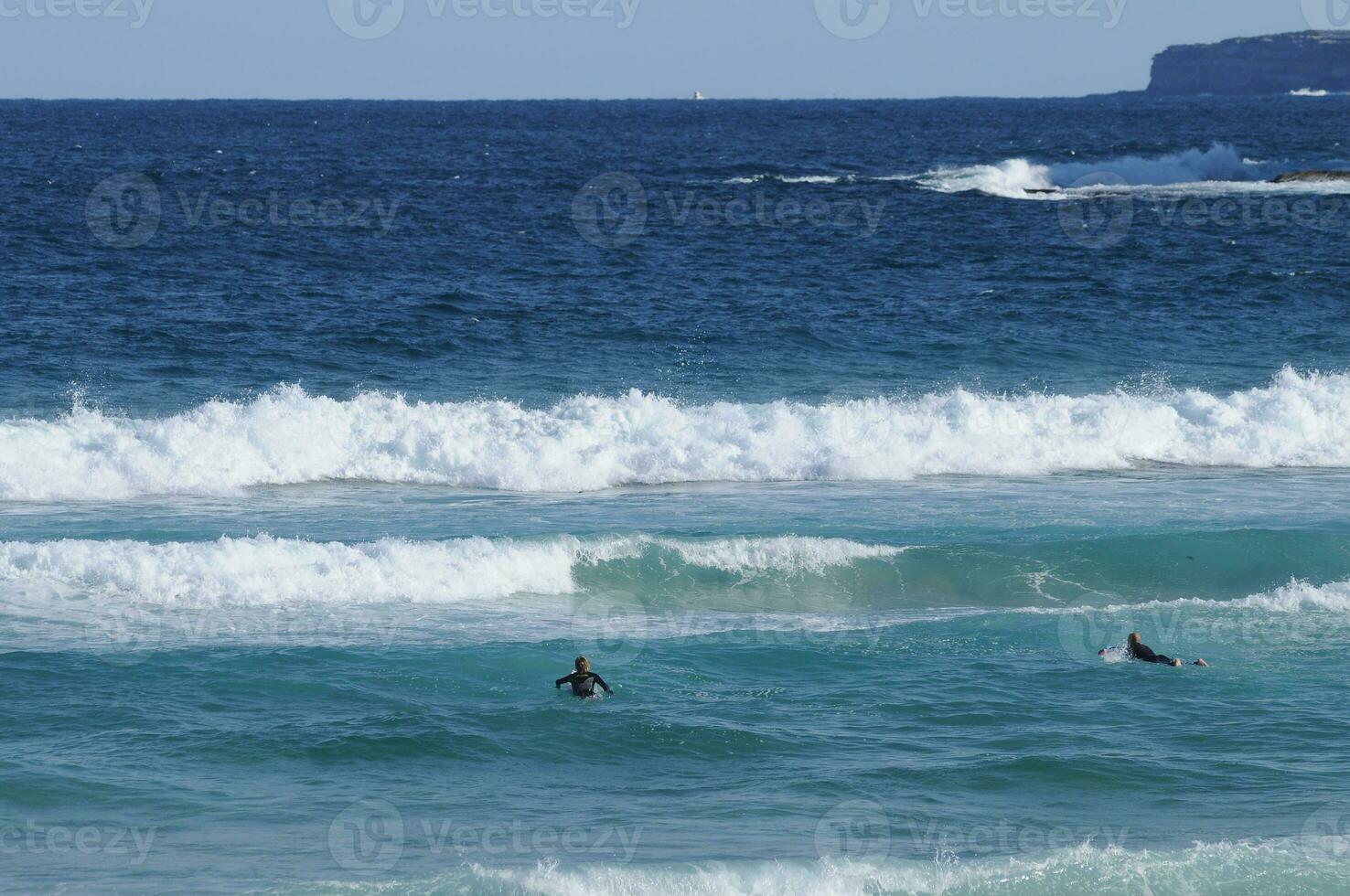 Bondi Strand und Surfer im Sydney Australien foto