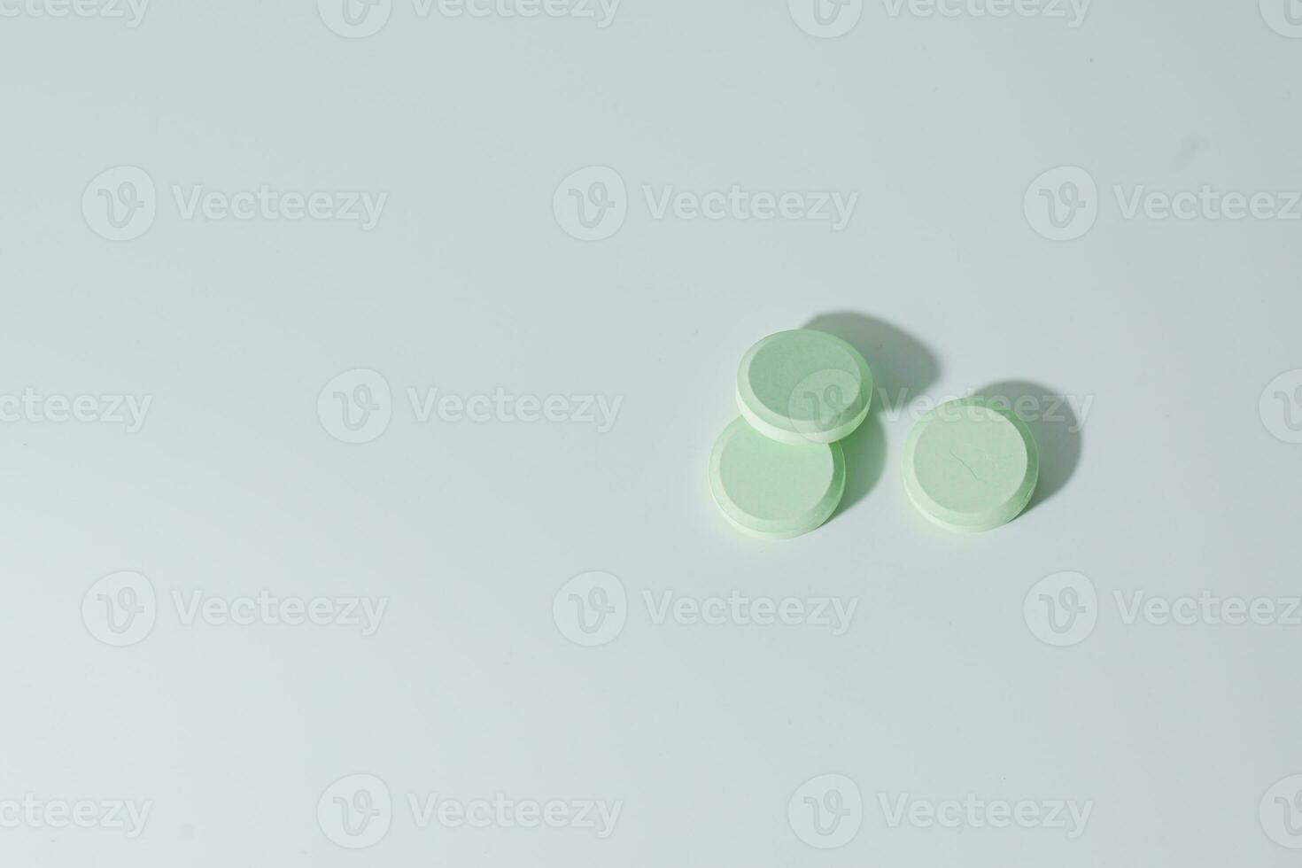 ein Bündel von medizinisch Tabletten und Antibiotika, Weiß medizinisch Tablets, Licht Grün, mit Kopieren Raum. foto