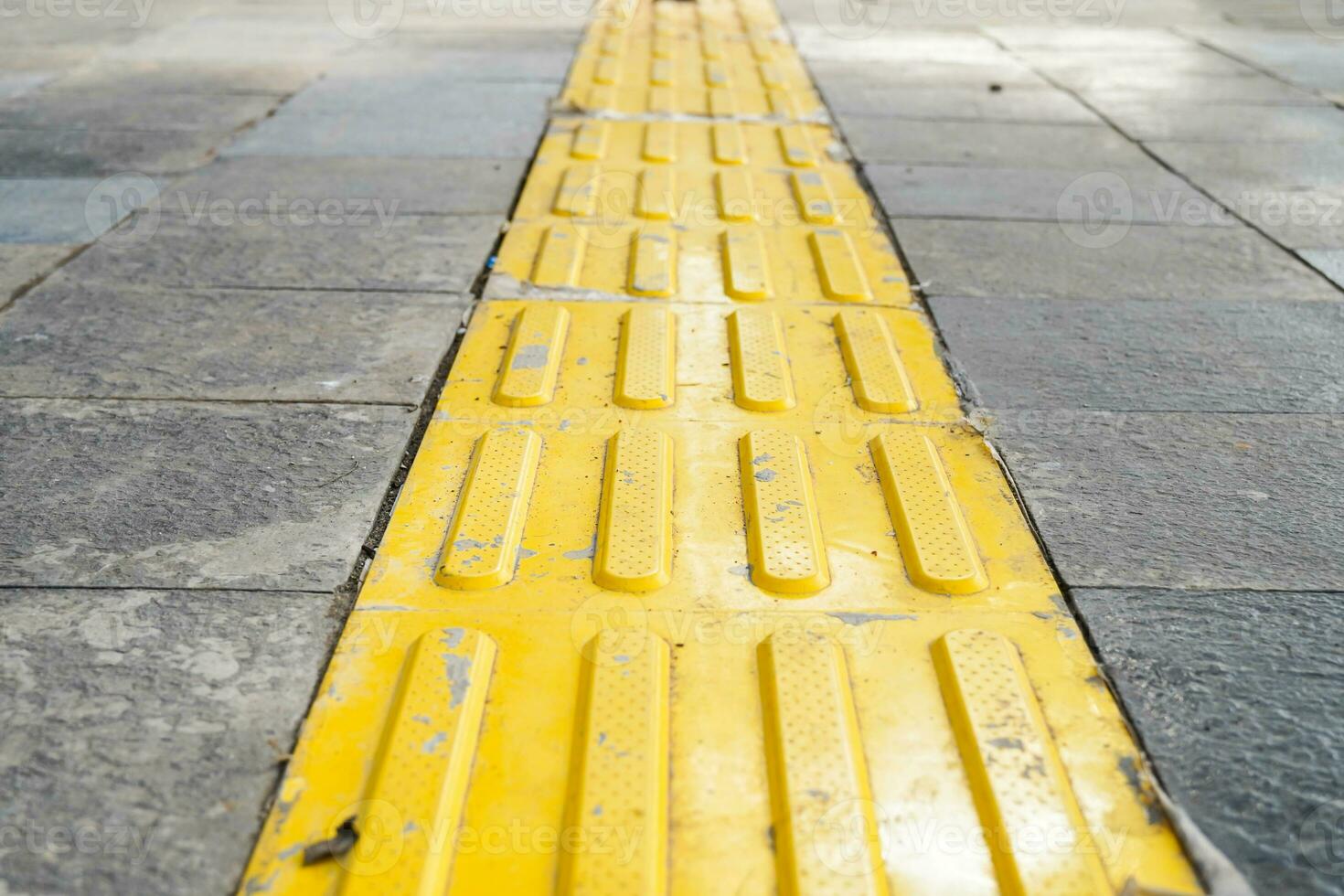 Fußgänger Wege, Blindenschrift Block im taktil Pflasterung zum das blind behindert im gefliest Wege, Wege zum das blind. foto