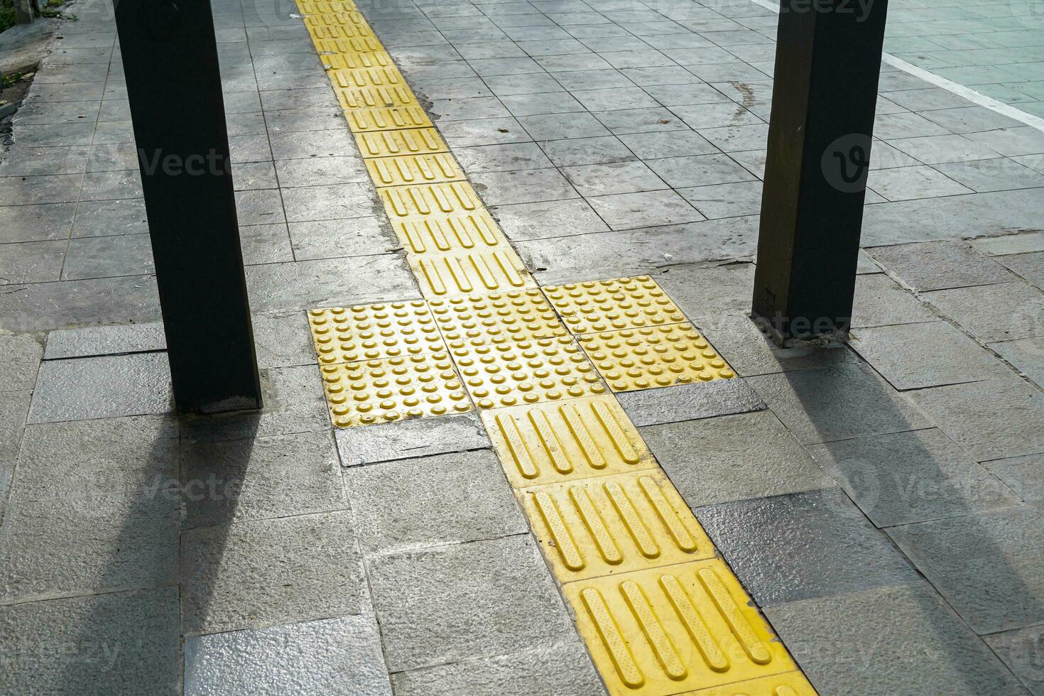 Fußgänger Wege, Blindenschrift Block im taktil Pflasterung zum das blind behindert im gefliest Wege, Wege zum das blind. foto