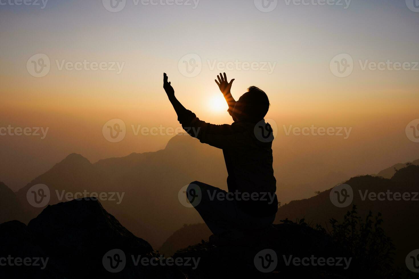 Silhouette von ein Mann ist beten zu Gott auf das Berg. beten Hände mit Vertrauen im Religion und Glauben im Gott auf Segen Hintergrund. Leistung von hoffen oder Liebe und Hingabe. foto