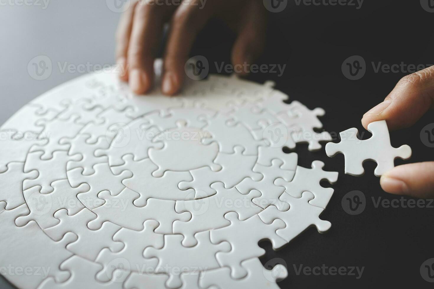 Puzzle Verbindung ein Puzzle im das Hände von ein Geschäftsmann Geschäft Mannschaft Montage ein Puzzle Puzzle Geschäft und Zusammenarbeit Konzept. foto