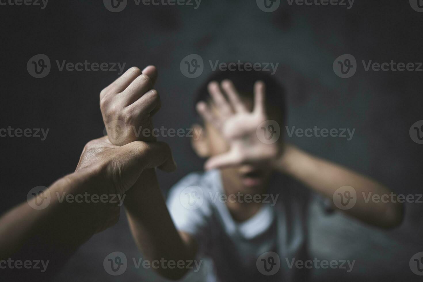 schließen oben von wenig Junge Kind strecken Hand Show Nein Geste Protest gegen inländisch Gewalt, Kindheit Problem, klein Teen Kind Stand gegen Diskriminierung oder Schule Missbrauch. Stimme Konzept. foto